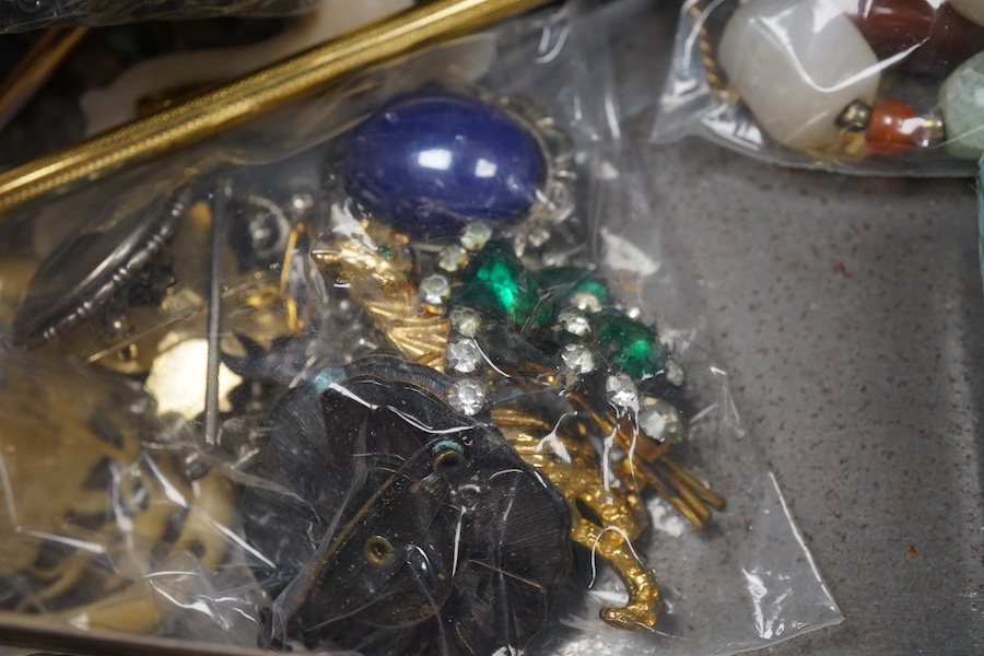 A small quantity of assorted costume jewellery.